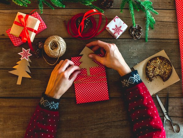 Quelles astuces pour décorer un long couloir étroit de manière originale et lumineuse ?